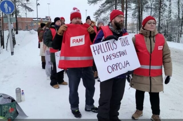   Забастовки и митинги протеста против сокращений зарплат ни к чему не привели Фото: Yle.