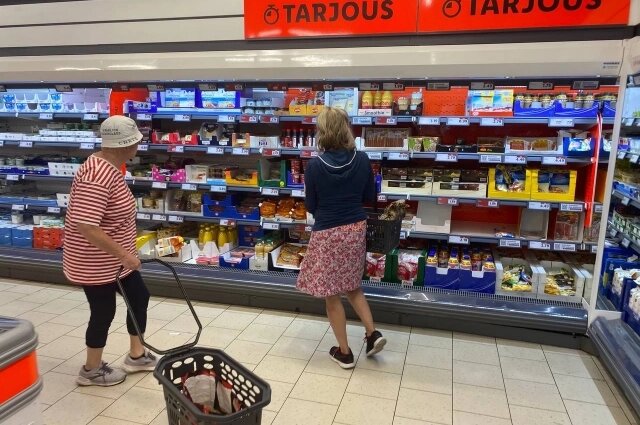    Покупка обычных продуктов для стариков уже проблема Фото: Из личного архива