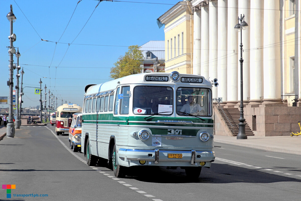 На фото: ЗИС-127 на петербургском ретро-параде