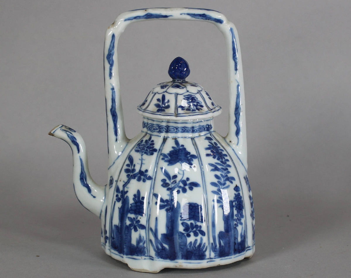 Фарфоровый чайник эпохи династии Цин (правление имп. Канси, 1662–1722) с кобальтовой подглазурной росписью
