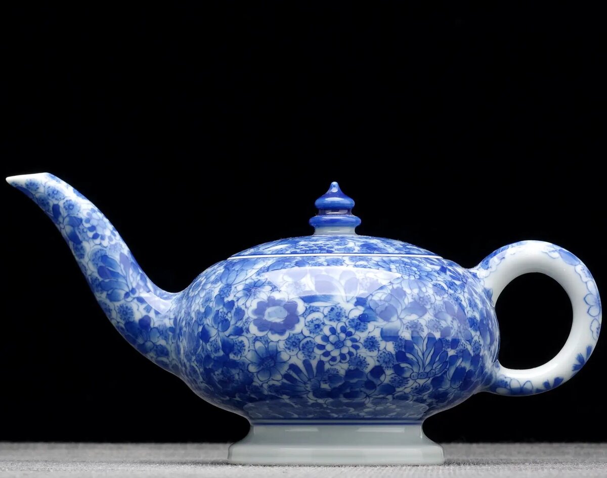 Современный фарфоровый чайник с кобальтовой подглазурной росписью
