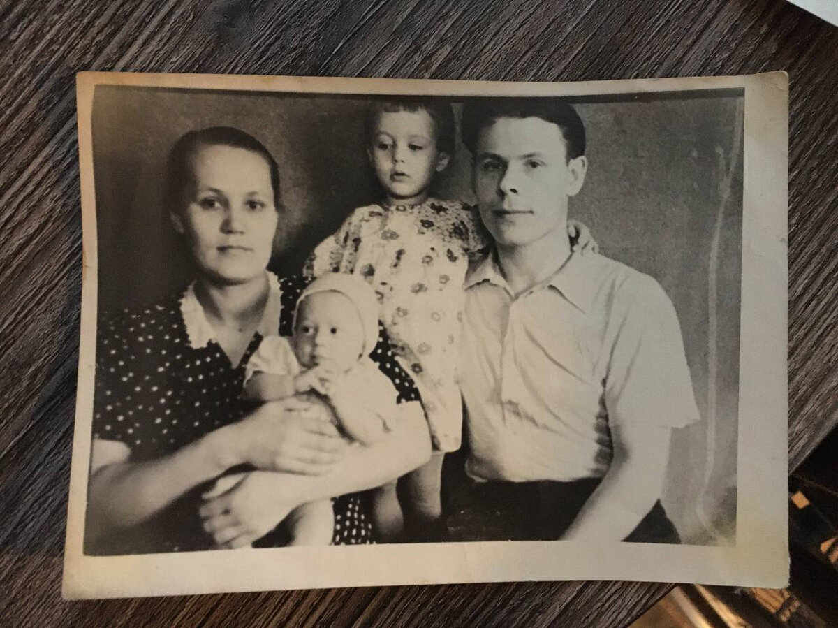 Супруги Судаковы с дочерью Татьяной и сыном Евгением. / Фото из семейного архива семьи Судаковых