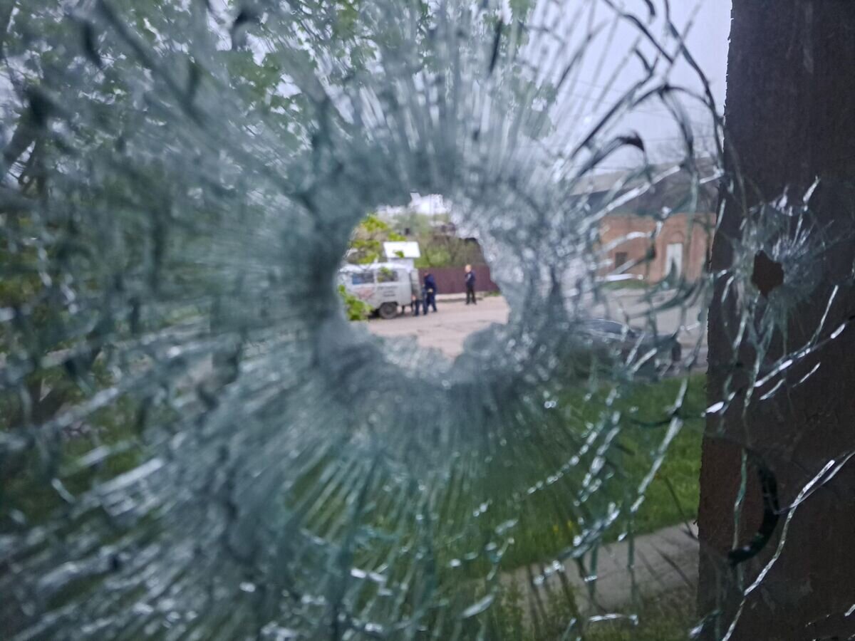    Последствия обстрела в одном из жилых районов Донецка© РИА Новости / Сергей Батурин