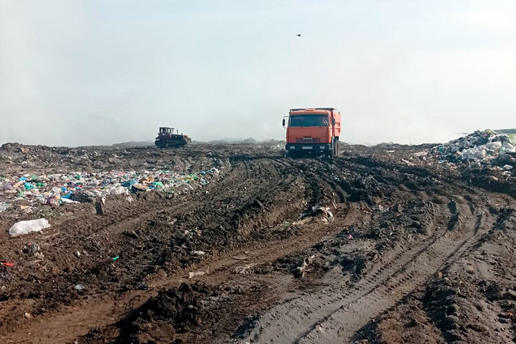    В минувшие выходные Чистополь окутал смог, который до сих пор держится, а дышать на улицах тяжело из-за ядовитого запаха. Причина — пожар на городском полигоне для размещения бытовых отходов.   
Фото: Фото предоставлено исполкомом Чистопольского района