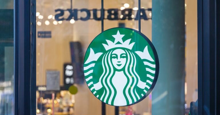 Компания с настоящей русалкой, без кокошника, объявила об уходе из России в мае 2022-го. Теперь, спустя два года, Starbucks Corporation зачем-то снова регистрирует в Роспатенте товарные знаки.
