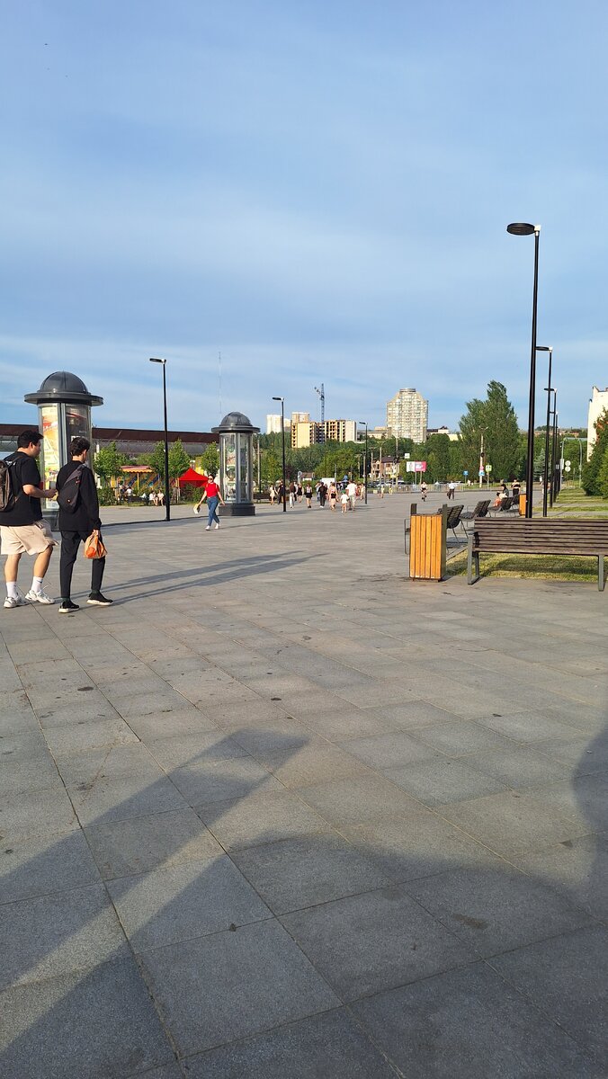 Это мы только вышли гулять. Народу гуляет очень много. Все такие активные