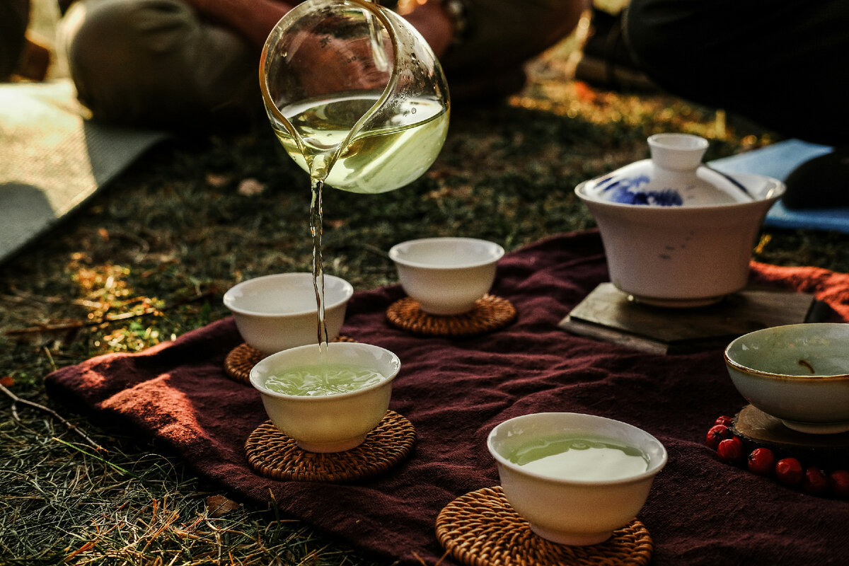 Чайная культура: путь чая от Китая до Москвы Чайная церемония с ее неторопливой аскетичностью — лучший способ расслабиться и почувствовать, как окружающая суета проходит мимо.