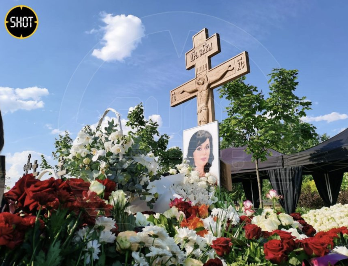 Белый гроб и тысячи цветов: фото с могилы Анастасии Заворотнюк NEWS.ru Дзен