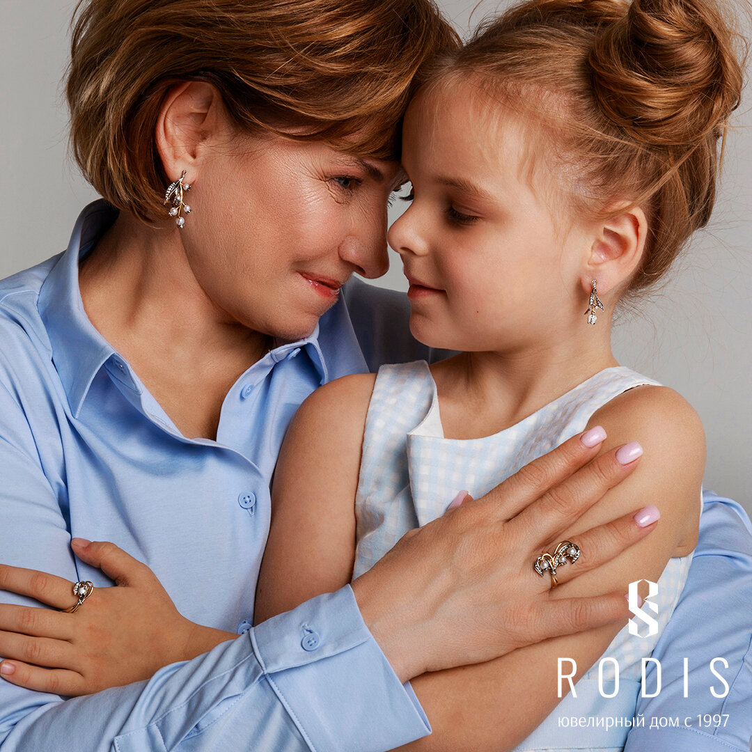 Зам. генерального директора RODIS- Елена Минакова с внучкой Василисой в украшениях из коллекции "Ландыши" ювелирного дома RODIS