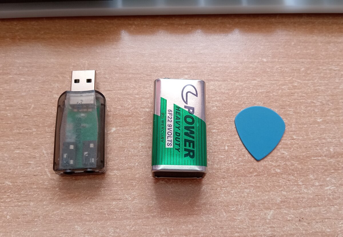 Сравнение размеров. Виновник, так сказать, торжества находится слева. 