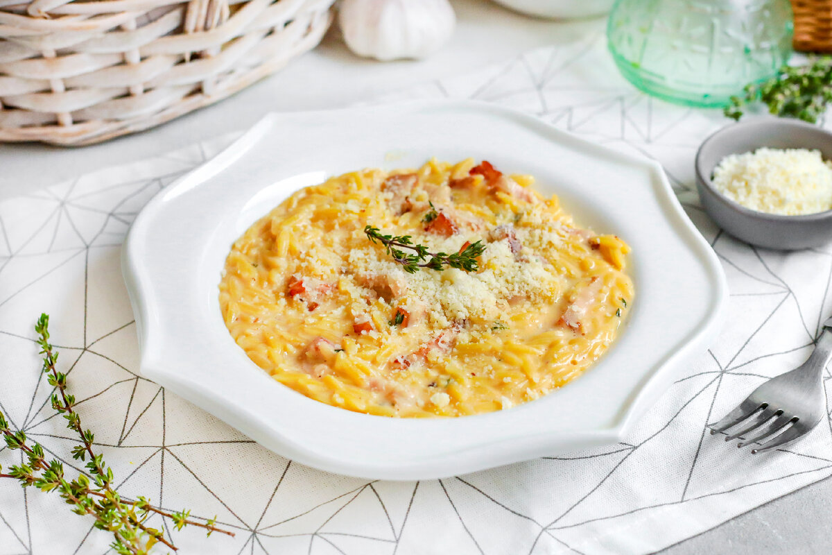 Орзотто Карбонара с грудинкой и фирменным бульоном