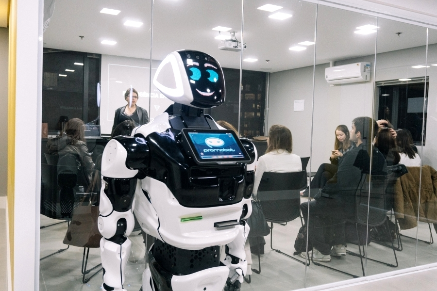 Одной из основных областей, в которых применяется искусственный интеллект, является робототехника. Роботы с ИИ могут выполнять различные задачи, от простых рутинных операций до сложных манипуляций. Они способны обучаться и адаптироваться к новым условиям, что делает их более эффективными и универсальными в сравнении с традиционными роботами. 