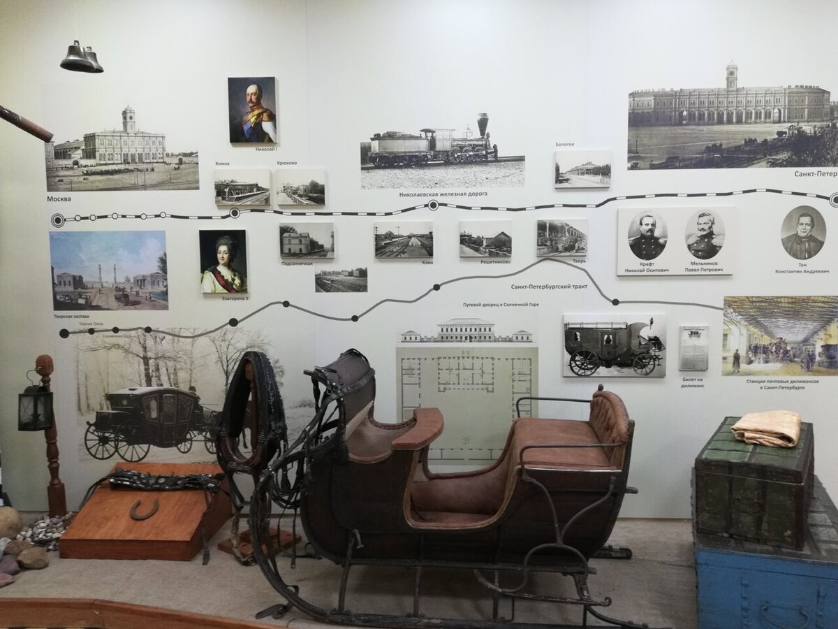 В Дорожном зале можно прочитать о значении Путевого дворца во времена Российской империи. Фото: Ирина Гришина / Яндекс Карты