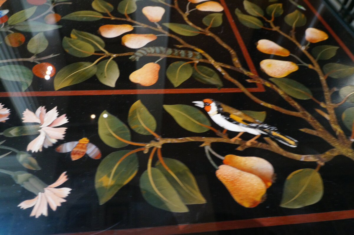 СТОЛЕШНИЦА С МОЗАИКОЙ PIETRE DURE из ГМИИ. Фото автора статьи.