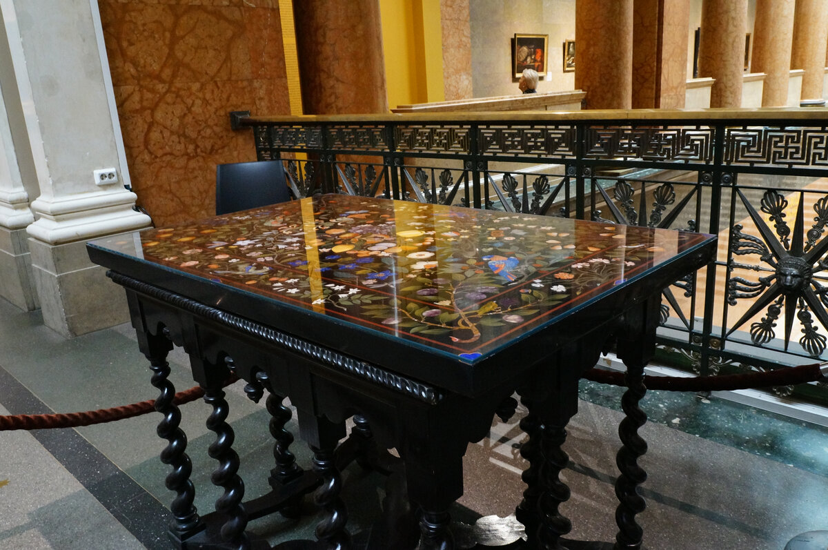 СТОЛЕШНИЦА С МОЗАИКОЙ PIETRE DURE из ГМИИ. Фото автора статьи.