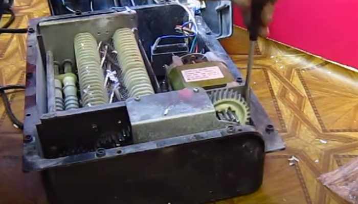 Фото 6. Выкручиваем винты и снимаем основной механизм
