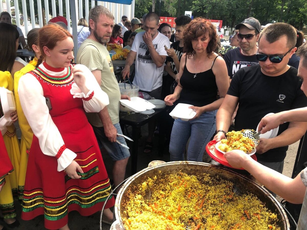 В Боброве на «Битюжской сече» съели 160 килограммов плова | Воронеж  многонациональный | Дзен