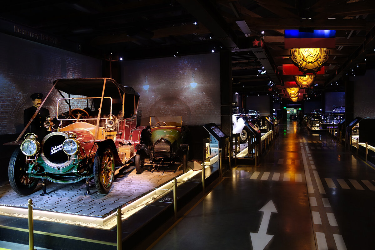 Гараж Особого Назначения.  ВДНХ. Москва. Фото автора.