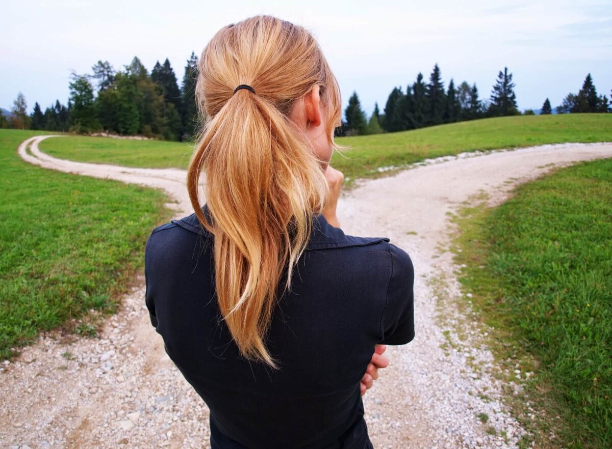 Меж двух дорог застряла. Изображение из сети