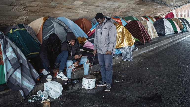    Палаточный лагерь бездомных под мостом в Париже. Getty Images