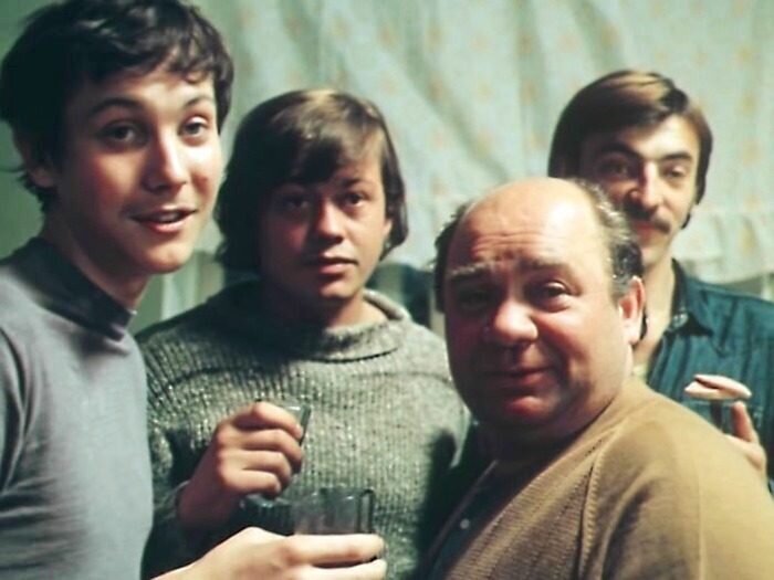 "Понимаешь, каждый человек родился творцом. Ну, конечно, каждый в своём деле. И каждый, Володя, должен в меру своих сил, способностей, творить. Всё чтоб лучшее в нём, всё чтоб самое хорошее в нём оставалось другим. Оставалось людям." Фото: Дзен