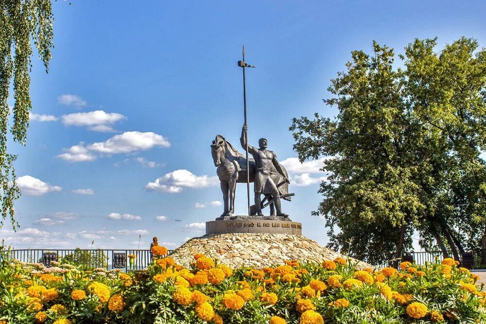 Памятник Первопоселенец посвящённый основателям и первым жителям города Пензы.
