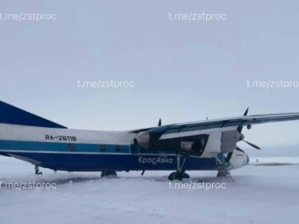    Самолет Ан-26 авиакомпании "КрасАвиа" выкатился за пределы взлетно-посадочной полосы в аэропорту Диксон© Фото : Западно-Сибирская транспортная прокуратура