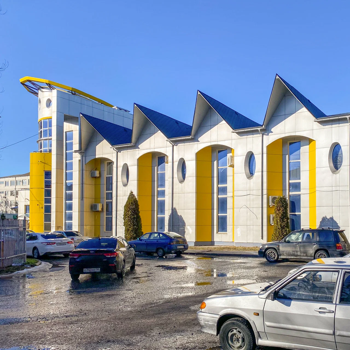 Сама что-то забыла сфотографировать внешний вид здания. Но вот вам фотография из "Яндекс.Карт". 