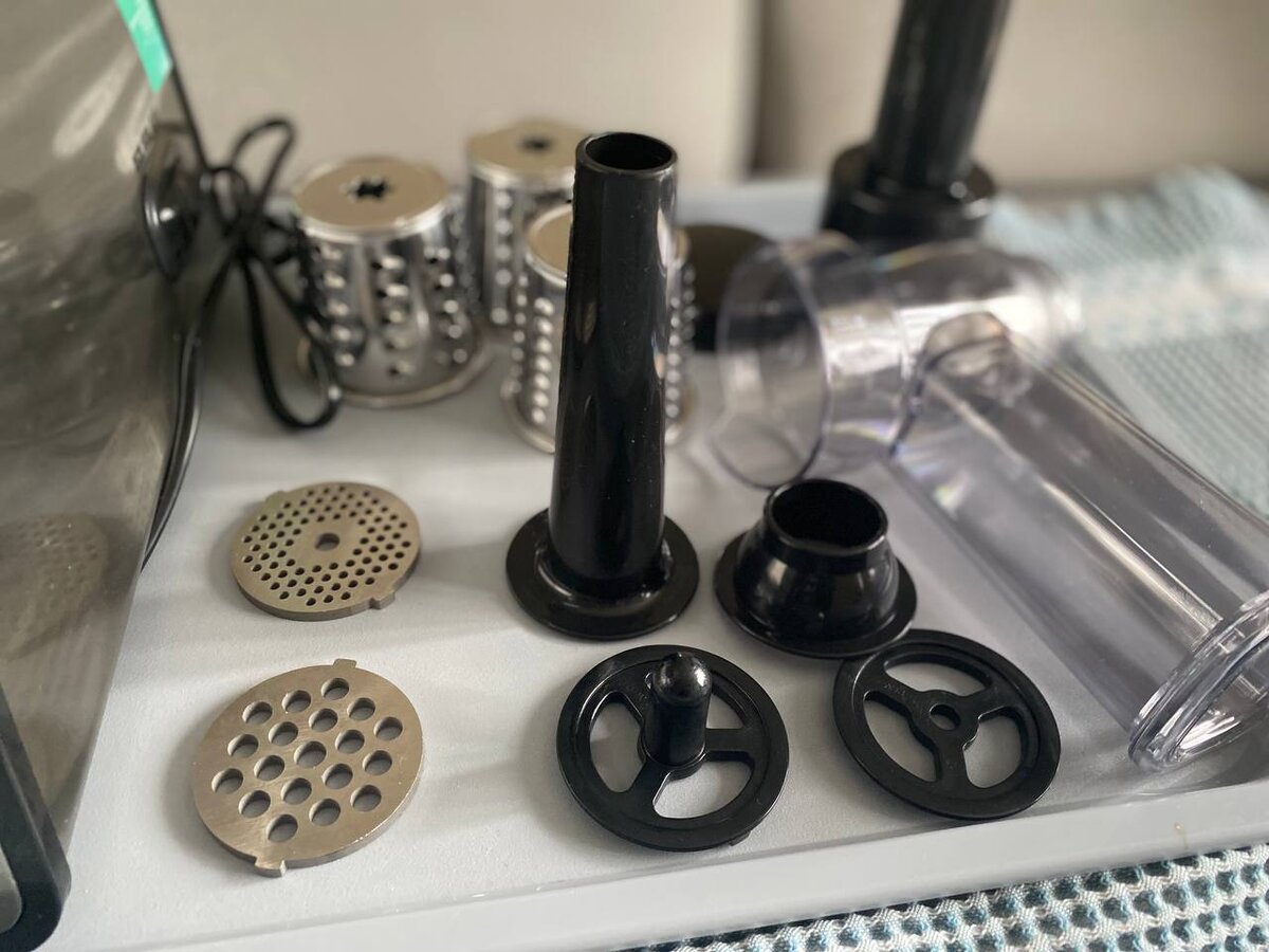 Насадки-овощерезки: крупная, средняя, шинковка; стальные диски на 3, 5 и 7 мм; насадки для кеббе и колбасок; толкатель.