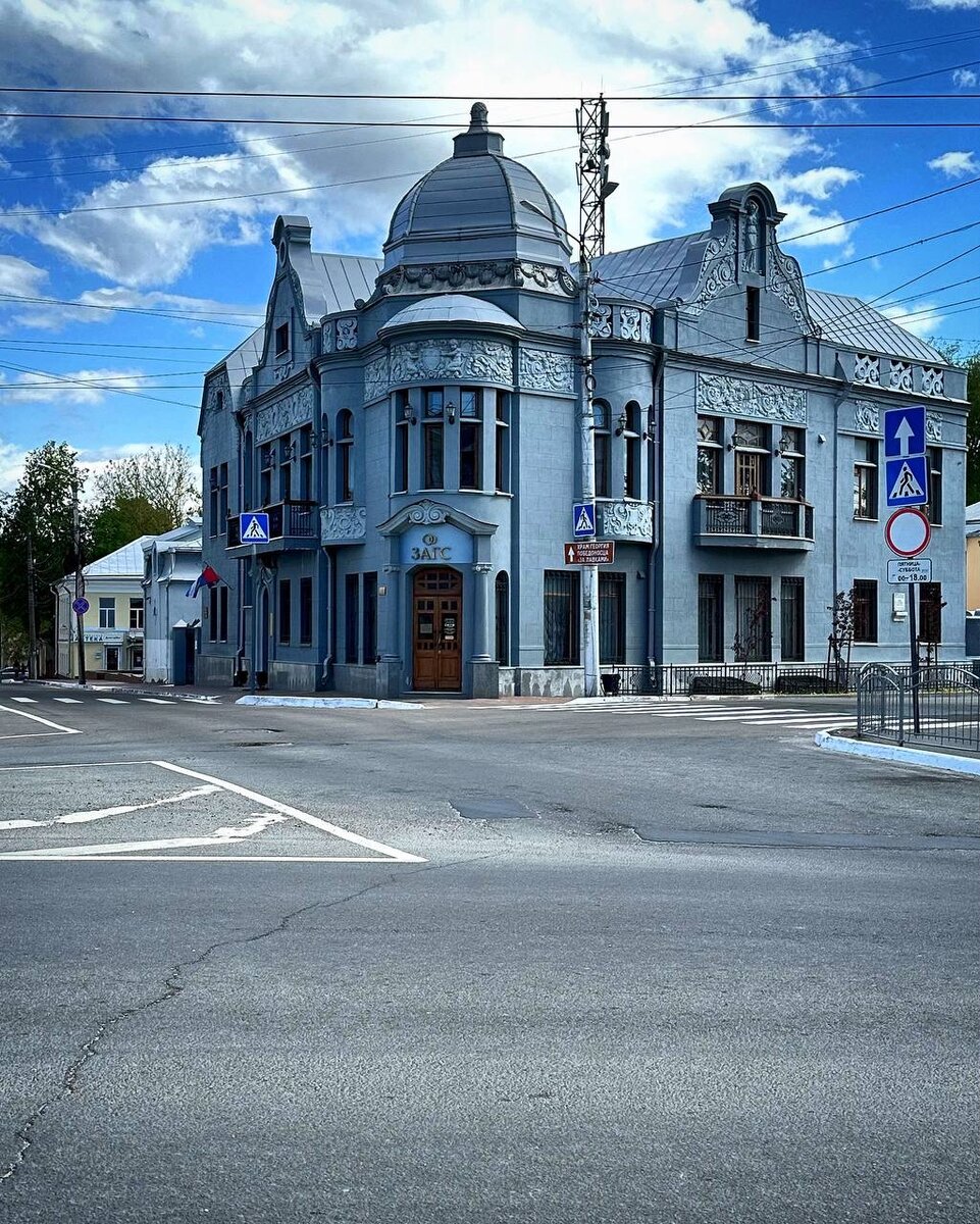 Калуга очень красивая архитектурными сооружениями,гуляя по улицам города я увидела это здание,полистала интернет и нашла очень интересную историю.Этот особняк построен в начале 20 века миллионером купцом Тетериным.