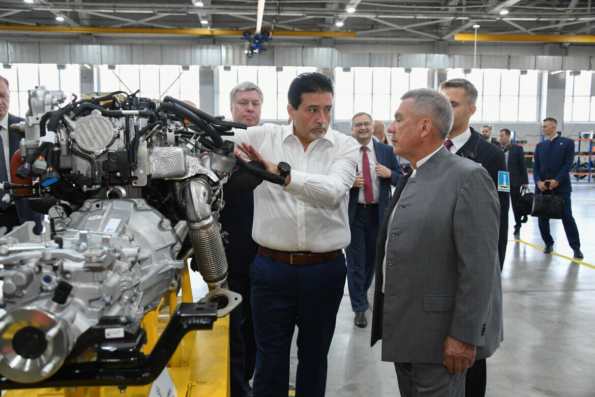 ​На промышленной площадке Ульяновского автомобильного завода Рустам Минниханов ознакомился с производством компактных малотоннажных грузовиков Sollers.  ArgoФото: rais.tatarstan.ru