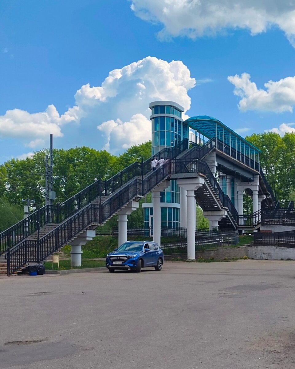 Адрес: Владимирская область, Суздальский район, посёлок Боголюбово, улица Зеленая. Ступени здесь, кстати, очень удобные и широкие, а стеклянная крыша - крайне необычная)