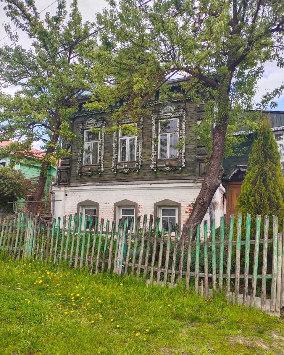 Самый обычный жилой дом в Боголюбово. Посмотрите только, каких невероятные наличники!