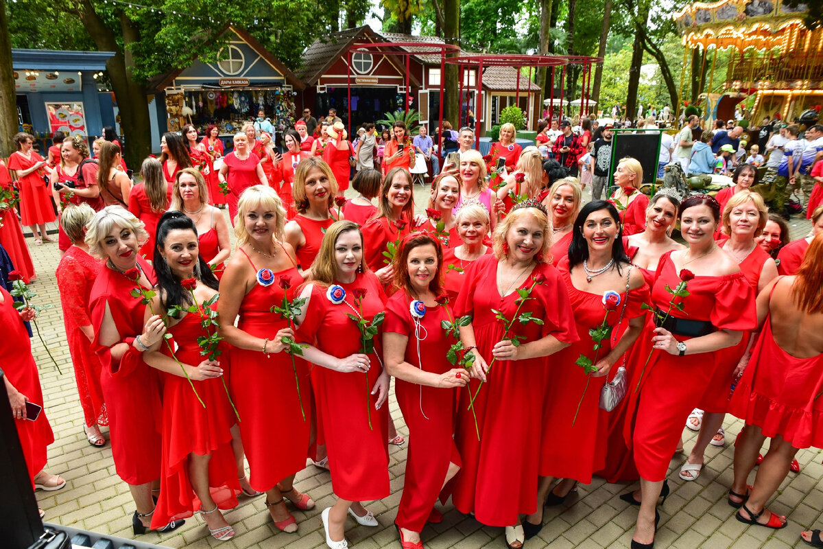 Флешмоб женщины с красных платьях Сочи
