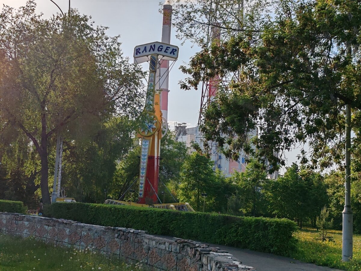 Рейнджер - адреналиновая карусель. Правда, мне на ней уже не страшно. Могу мороженое есть и наслаждаться видами, но с мороженным не пускают. На фото вагончики с людьми внизу