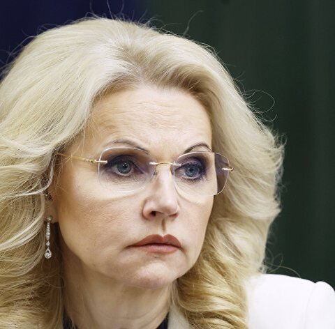 Не лицо, а маска. До пластики её лицо было более информативным: выражало всю ехидновскую натуру. Но, умело замаскировалась