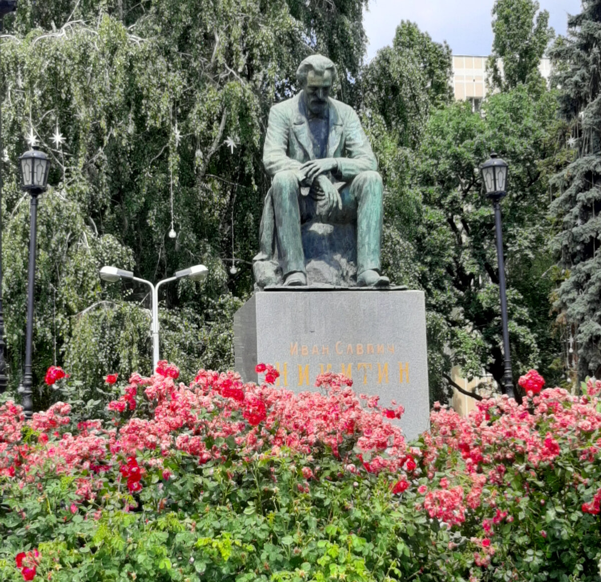 Памятник поэту 19 века Никитину. Он был воронежцем.