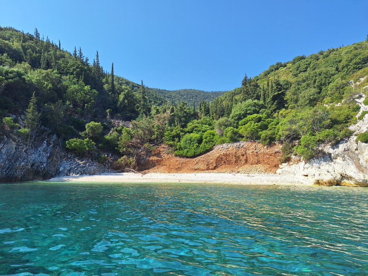 К пляжу можно причалить.
