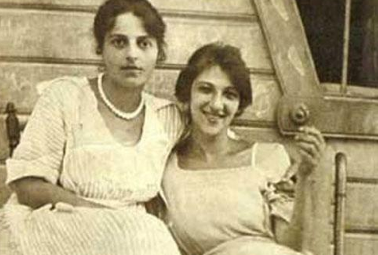 Справа - Фаина Раневская со своей сестрой. 