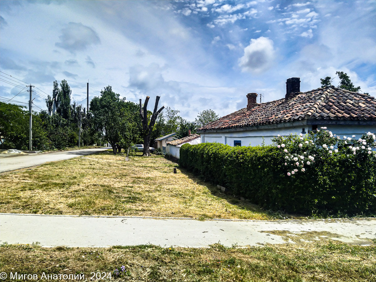 Саманные стены, черепичная крыша.