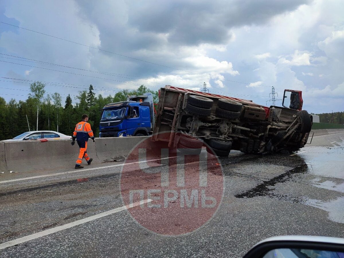 В Перми фура врезалась в разделительный барьер и перевернулась из-за  лопнувшего колеса | Новый компаньон | Дзен