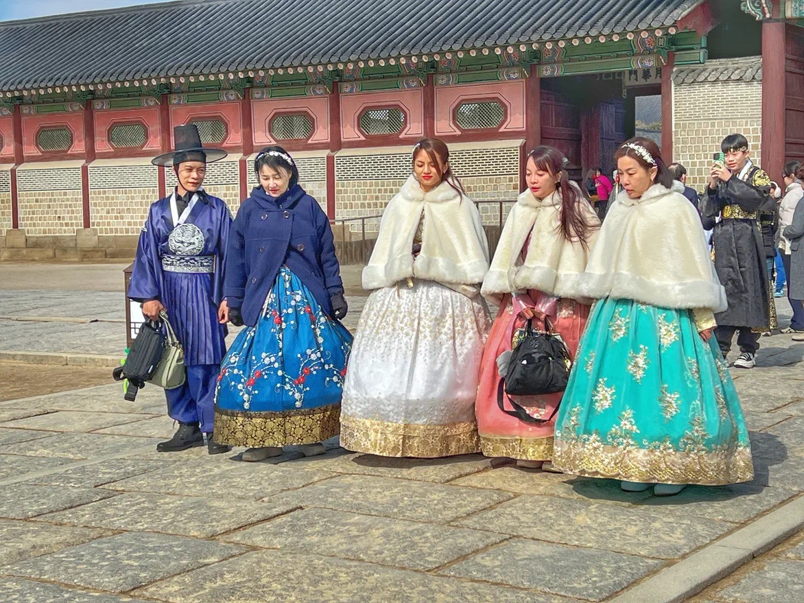 Корейцы в ханбоках. Дворец Кёнбоккун, Сеул. Фото автора
