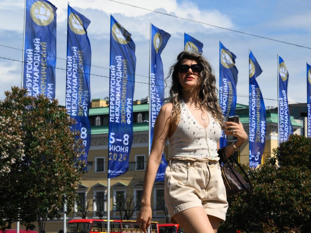    Баннеры с символикой Петербургского международного экономического форума (ПМЭФ) на Исаакиевской площади в Санкт-Петербурге© РИА Новости / Александр Кряжев