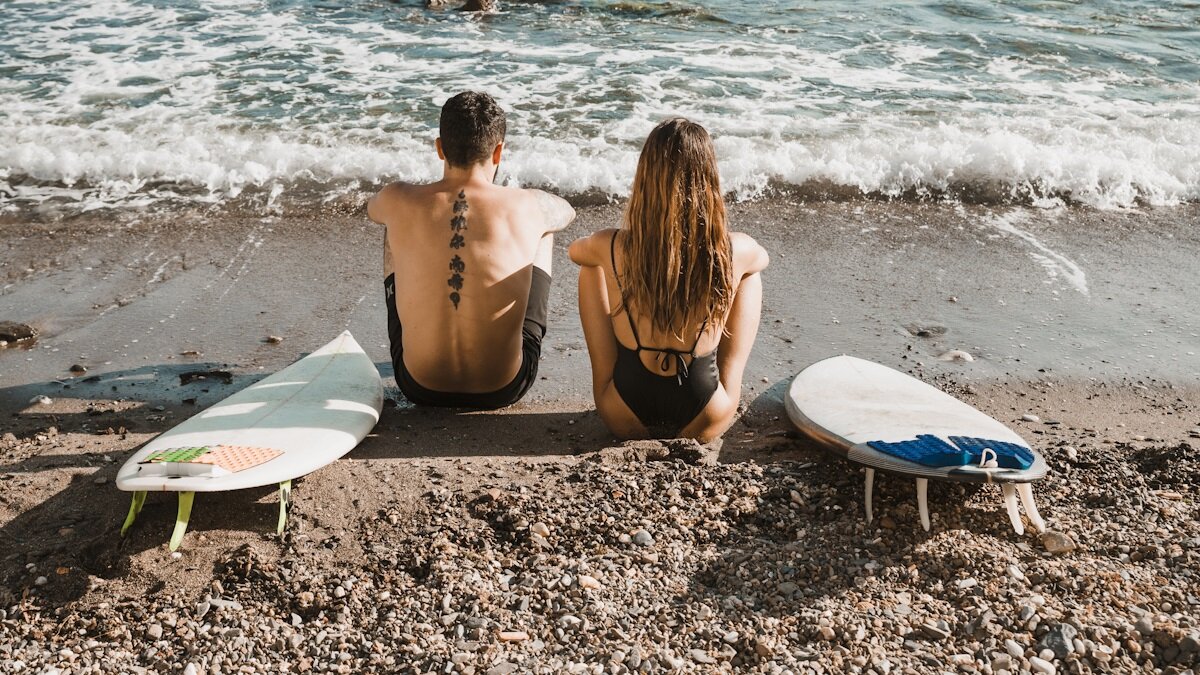 В воду следует входить постепенно, считает врач. Фото: Freepik