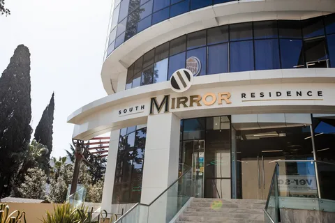 Студия дизайна волос Miracle на Навагинской. Вход с центрального входа апарт-отеля Miror