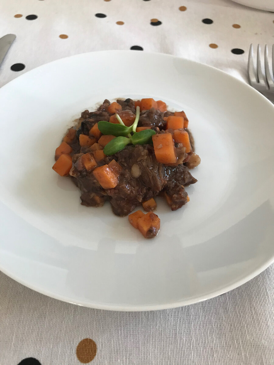 Мясо со сладким картофелем, было очень даже ничего)