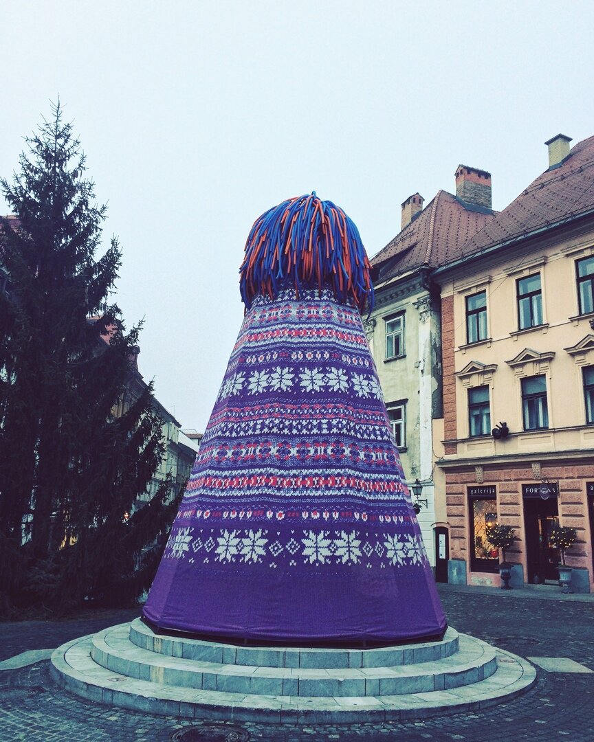 На зиму фонтаны бережно укрывают такими шапочками. 