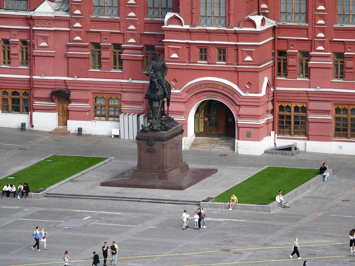    Памятник маршалу Г. К. Жукову на Манежной площади в Москве.© РИА Новости / Алексей Майшев