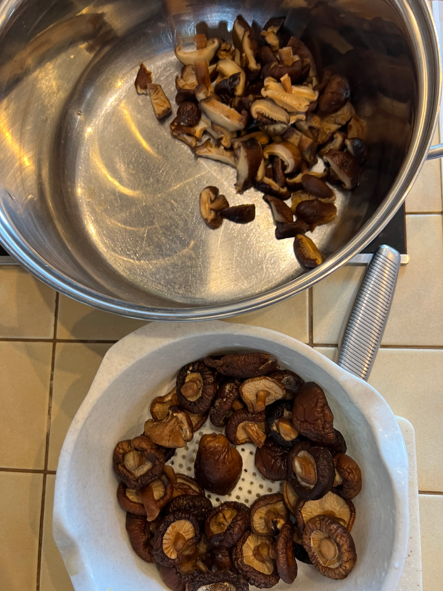 Нарезка шиитаке допускается любая!