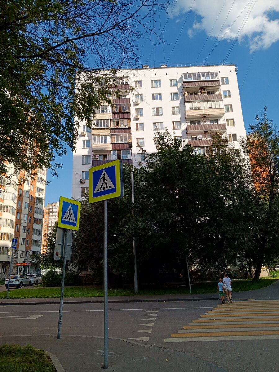 В этом доме однушка, за которую два аванса было внесено.